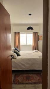 une chambre avec un lit et une fenêtre dans l'établissement Casa Raíz, à Santa Rosa de Calamuchita