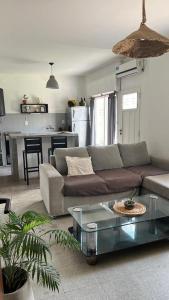 un salon avec un canapé et une table dans l'établissement Casa Raíz, à Santa Rosa de Calamuchita