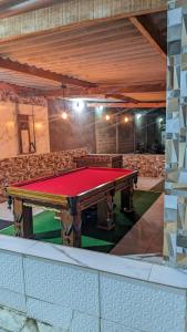 tavolo da ping pong in una stanza con tavolo da ping pong di Chacara HMB a San Paolo