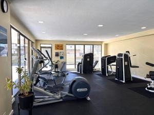 Spordikeskus ja/või sportimisvõimalused majutusasutuses Royal Kuhio 1702 - Spacious Studio with Stunning Mountain City Views in the Heart of Waikiki!