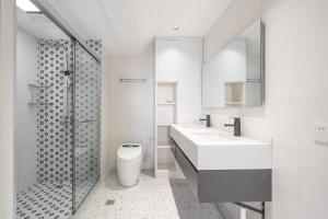 A bathroom at Book and Bed - Yuyuan Garden