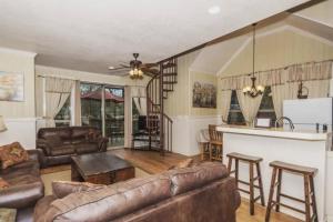 Χώρος καθιστικού στο Treehouse 2 - Cardinal Casita