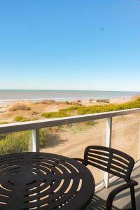 Una mesa en un balcón con vista a la playa. en Complejo Espacio Marina, en Villa Gesell 9 fotos más