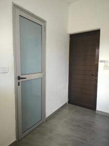 Una habitación vacía con una puerta abierta y una puerta de madera. en Peace Hut, en Nadi