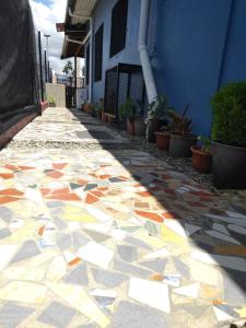 Una pasarela con mosaicos de colores en un edificio. en Peace Hut, en Nadi 11 fotos más
