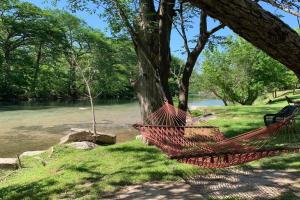Nuotrauka iš apgyvendinimo įstaigos Treehouse 5 - Robins Roost mieste Niu Braunfelsas galerijos