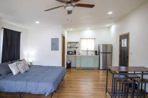 Køkken eller tekøkken på Waterfront Sky Cabin 1