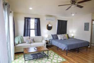 En eller flere senge i et værelse på Waterfront Sky Cabin 1