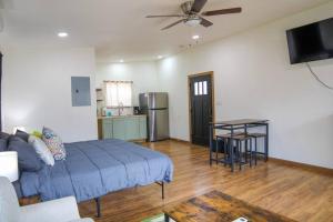 Køkken eller tekøkken på Waterfront Sky Cabin 1