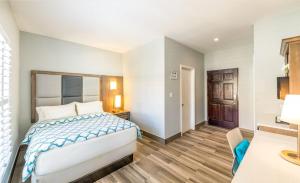 ein Schlafzimmer mit einem Bett und einem Schreibtisch in einem Zimmer in der Unterkunft Hidden Haven III - Cozy For Couples in The Bight Settlements + 9 Fotos