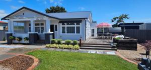 马丁伯勒Che Bella的一座白色的小房子,前面设有一个花园