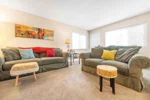 a living room with two couches and a table at Longer Stays for Travelers- Apt Blocks from Hospital, Downtown in Visalia