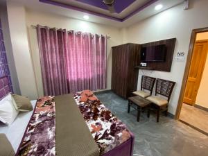 チャンバにあるHotel Gangadharのベッド、椅子、テレビが備わる客室です。 +28枚の写真
