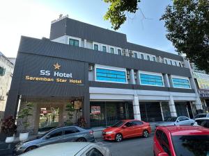 スレンバンにあるSS Hotel Serembanの車が停まった建物