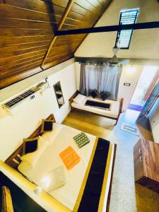 un dormitorio con una cama grande en una habitación en Taya Beach Front, en Gokarna