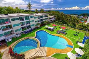 Ka RornにあるC162 Sea View 8 Minuets to Patong Karon Butter Flyのプールのあるリゾートの航空写真