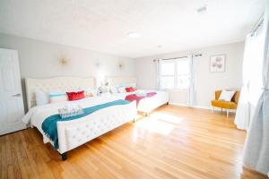 Postel nebo postele na pokoji v ubytování Spacious 5BR 2BA Free Parking Minutes to DC with Foosball