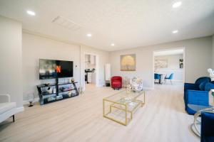 TV a/nebo společenská místnost v ubytování Spacious 5BR 2BA Free Parking Minutes to DC with Foosball