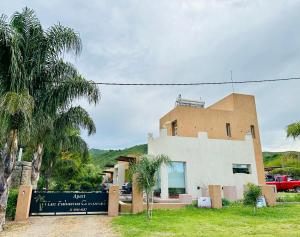 ein Gebäude mit einem Schild davor in der Unterkunft Apart Las Palmeras Corcovado in Villa Rumipal