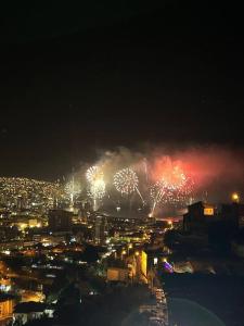 Nespecifikovaný výhled na destinaci Valparaíso nebo výhled na město při pohledu z apartmánu