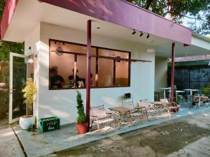 una casa con sedie e un tavolo di fronte ad essa di Jeng Tini Guest House a Bogor