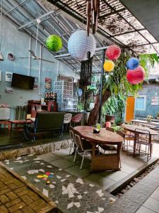 una stanza con tavoli, sedie e luci colorate di Jeng Tini Guest House a Bogor