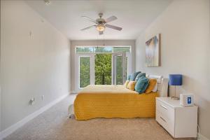 a bedroom with a bed and a ceiling fan at Charming 2 bedroom Downtown Ft Worth in Fort Worth +34 photos