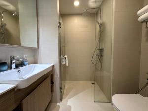 une salle de bain avec lavabo et douche dans l'établissement 2 BD Skypark Condo with Terrace, à Laguna Phuket 1 autre photo