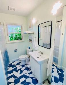 Ένα μπάνιο στο Ultimate Family Getaway Private Pool and Hot Tub