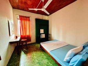 ゴールにあるTraveller's Lodge Unawatunaのベッドルーム1室(ベッド1台、窓のあるデスク付) +50枚の写真