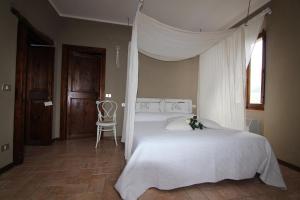 A bed or beds in a room at Casale Dolci Dimore