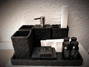 黟县Resort in the valley of Zen 無名川禅意概念酒店的浴室盥洗盆、肥皂机和洗浴用品