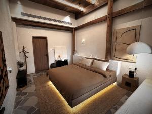黟县Resort in the valley of Zen 無名川禅意概念酒店的房间里有一张大床的卧室