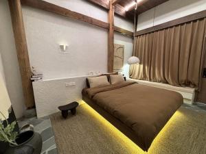 Resort in the valley of Zen 無名川禅意概念酒店客房内的一张或多张床位