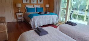 En eller flere senge i et værelse på Stream House, Self Contained Unit, Methven NZ