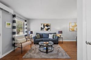 Posezení v ubytování Alberts Abode Prime Brandon location Walkable