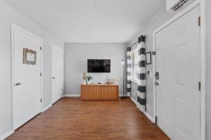 TV a/nebo společenská místnost v ubytování Alberts Abode Prime Brandon location Walkable