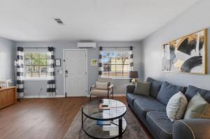 Posezení v ubytování Alberts Abode Prime Brandon location Walkable