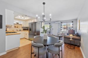 Kuchyň nebo kuchyňský kout v ubytování Alberts Abode Prime Brandon location Walkable + 10 fotografií