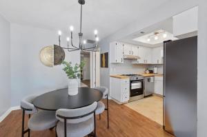 Kuchyň nebo kuchyňský kout v ubytování Alberts Abode Prime Brandon location Walkable