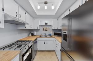Kuchyň nebo kuchyňský kout v ubytování Alberts Abode Prime Brandon location Walkable