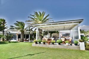 Сад в Golden Beach Studios & Suites