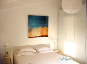 - une chambre avec un lit blanc orné d'une peinture murale dans l'établissement Villa Bellevue, à Nea Stira