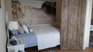 1 dormitorio con 1 cama y pared con un mural de playa en SEA Apartment en Hel