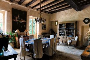 uma grande sala de jantar com mesa e cadeiras em Château de Saint Georges em Saint-Georges-sur-Moulon
