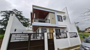 AlfonsoTagaytay White Lily的一栋房子前面停着一辆车