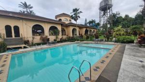 AlfonsoTagaytay White Lily的建筑物前的一个大型游泳池