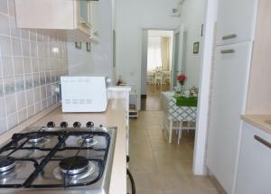 a kitchen with a stove and a kitchen with a dining room at Casa Vacanze Ricordi Romani in Rome
