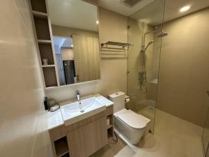 une salle de bain avec toilettes, lavabo et douche dans l'établissement 2 BD Skypark Condo, à Laguna Phuket 25 autres photos