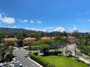 vue d'un parking dans un complexe hôtelier dans l'établissement 2 BD Skypark Condo, à Laguna Phuket